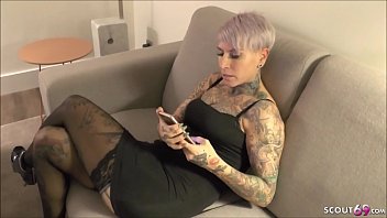 German MOM - TATTO GOTH MILF aus BERLIN von 2 Fluechtlingen gefickt