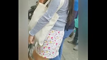 Upskirt a joven con faldita de flores