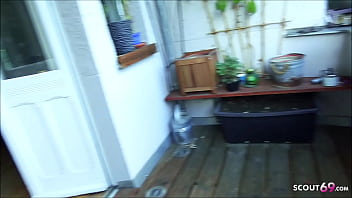 Berliner Maus Jenny mit Brille und geilen Naturtitten auf ihrem Balkon ran genommen - German Amateur