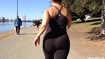 Candid - Plump Asian Nutbooty in Yogapants