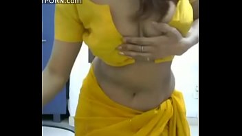 Bhabhi Dancing in Saree and shows her boobs topless myhotporn.com