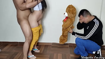 Le Traigo un Peluche a mi Novia pero ella Prefiere la Gran Polla de su Amante - El Dia en que mi Novia Me Monto Cacho al Frente de mi y lo Disfruto Netorare