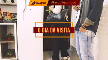Locatário assina Contrato enquanto é mamado pela Gostosa da Julia Carioca!