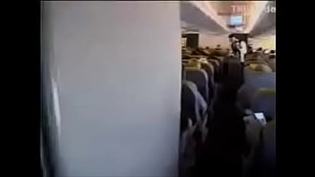 estas viniendo en el avion dice la azafata