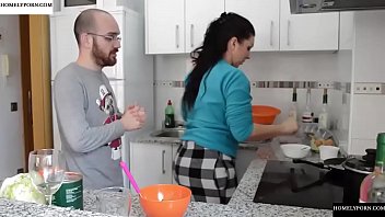 Follando en la cocina mientras cocina Pamela y Jesus más videos en la cocina en onlyfans.com/pamelasanchez