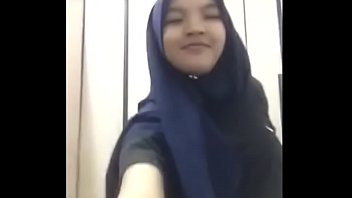 Phat melayu girl shows her fat ass